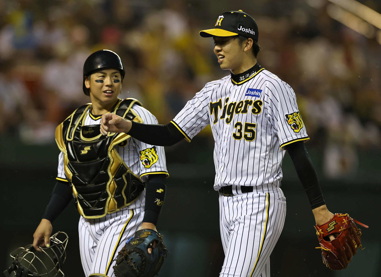 阪神対中日　好投を続ける才木（右）は梅野と笑顔でベンチに引き揚げる（撮影・上田博志）