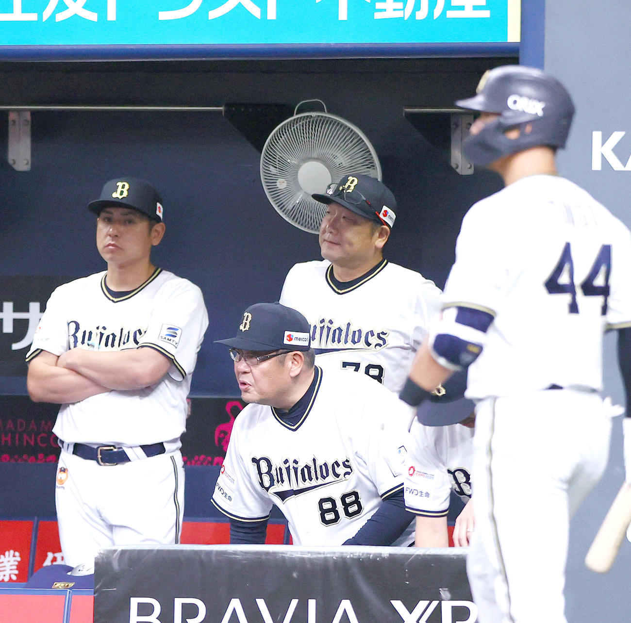 オリックス対ソフトバンク　9回裏オリックス2死一、二塁、宗佑磨が空振り三振に倒れゲームセットとなり落胆する中嶋監督（左から3人目）（撮影・上山淳一）