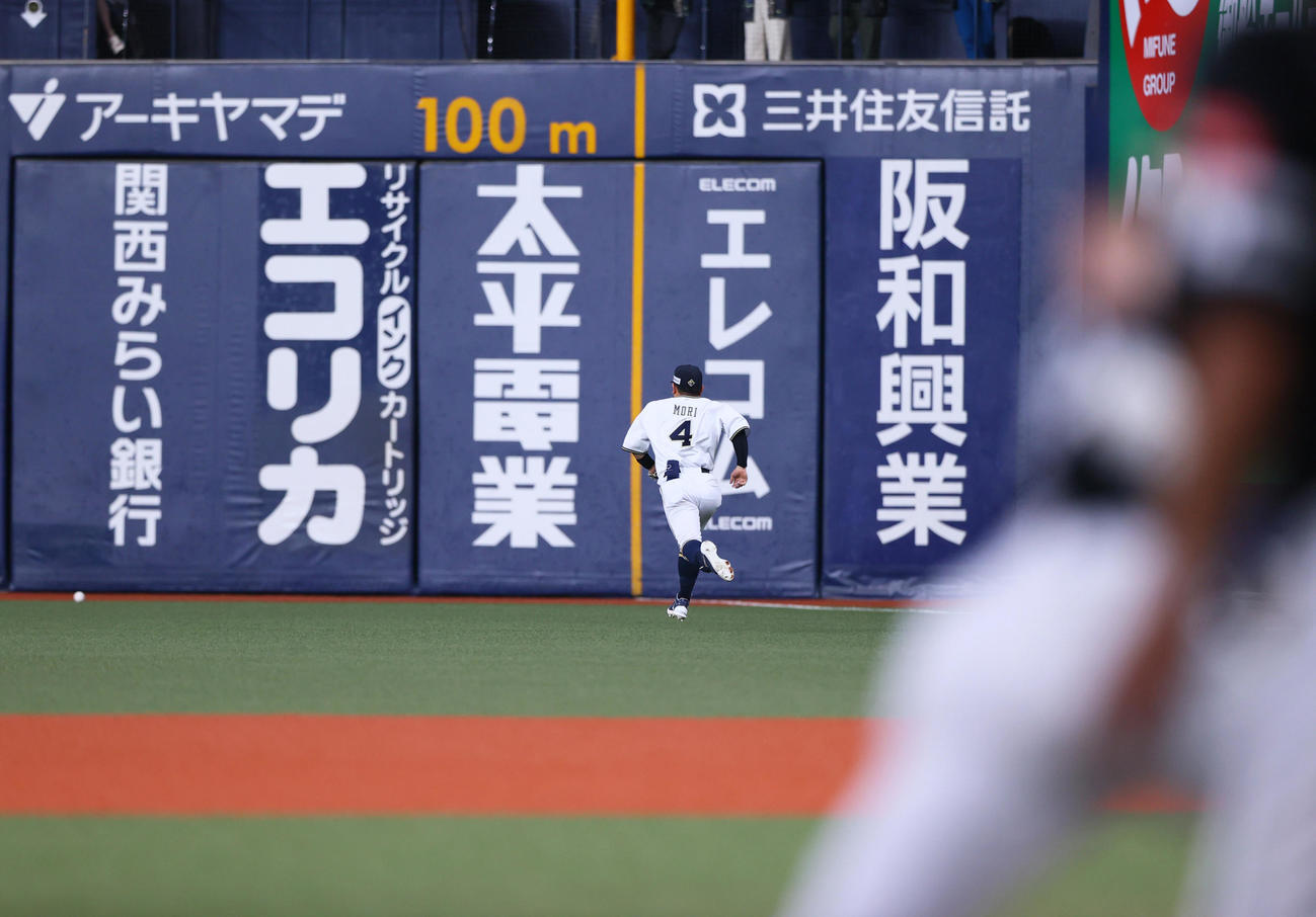 オリックス対ソフトバンク　6回表ソフトバンク無死一塁、今宮の送りバントを曽谷が悪送球し右翼手森が球を追う（撮影・上山淳一）