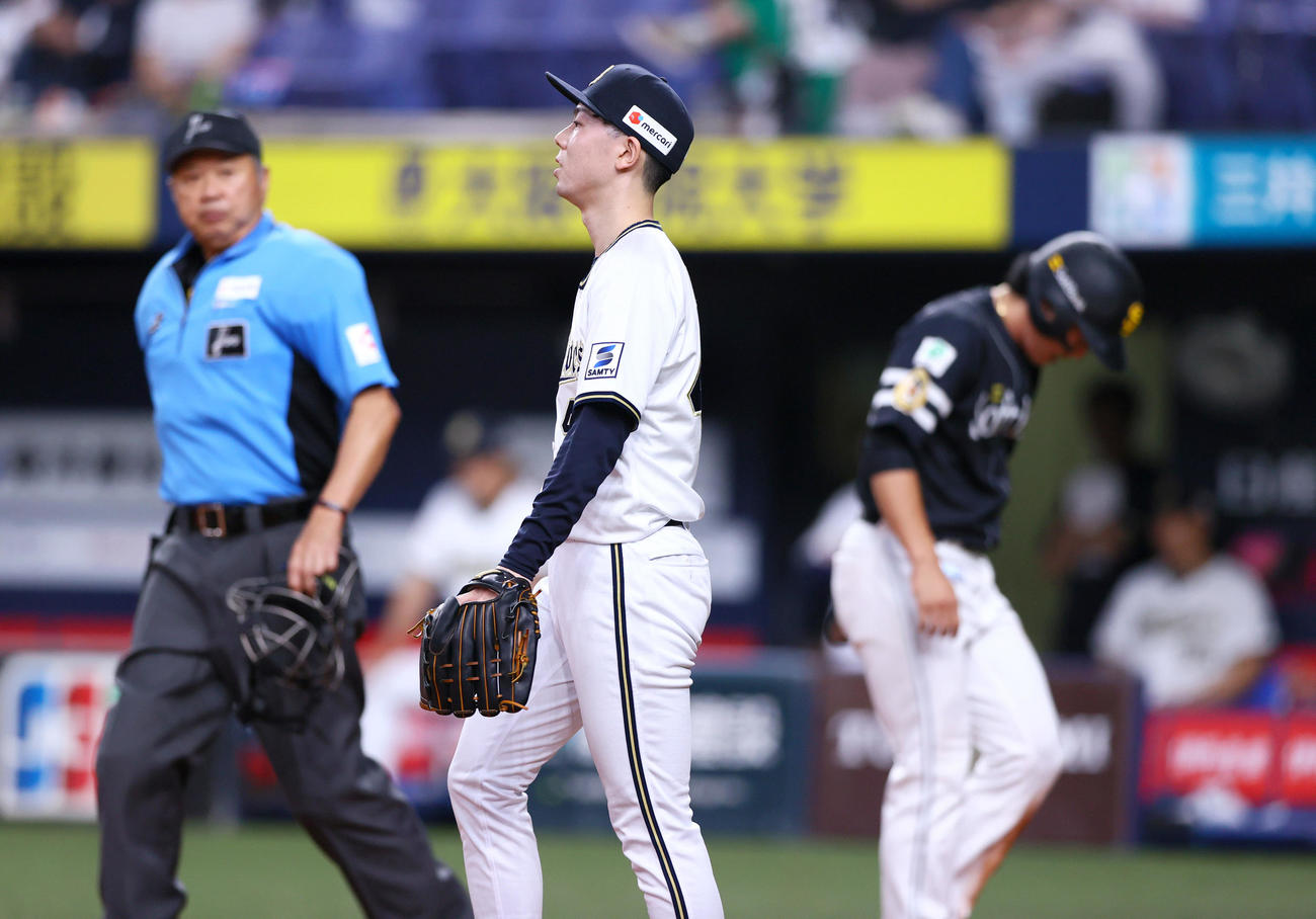 オリックス対ソフトバンク　オリックス対ソフトバンク　8回表ソフトバンク1死一、二塁、本田（中央）は正木に中前適時打を浴びる（撮影・上山淳一）