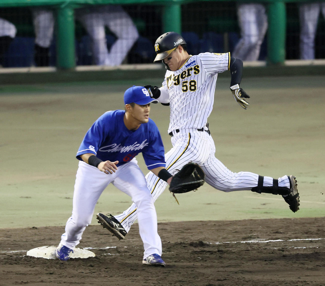 阪神対中日　4回裏阪神2死、前川は遊内野安打を放つ。一塁手は板山（撮影・加藤哉）