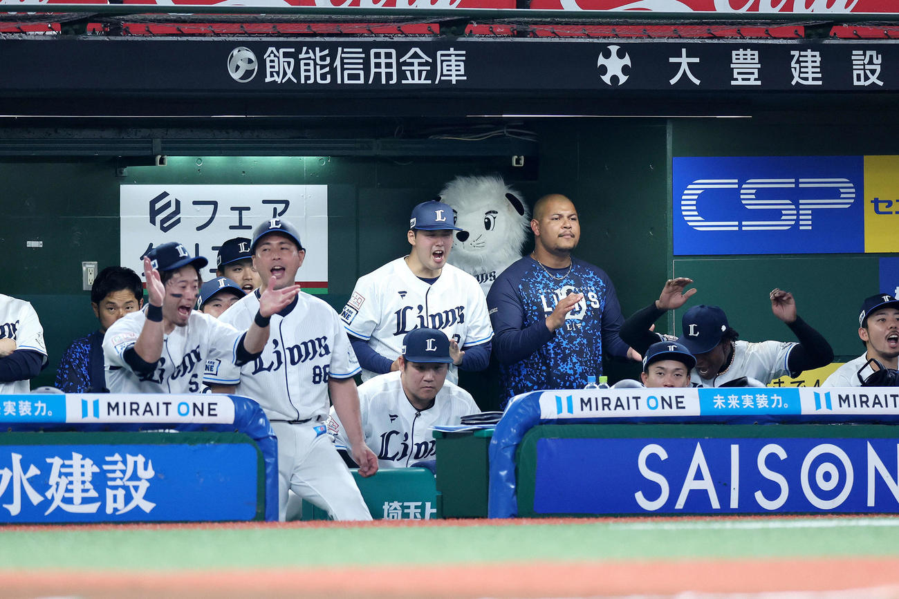 西武対日本ハム　日本ハムに勝利し、ベンチで雄たけびを上げる西武渡辺（中央）（撮影・河田真司）