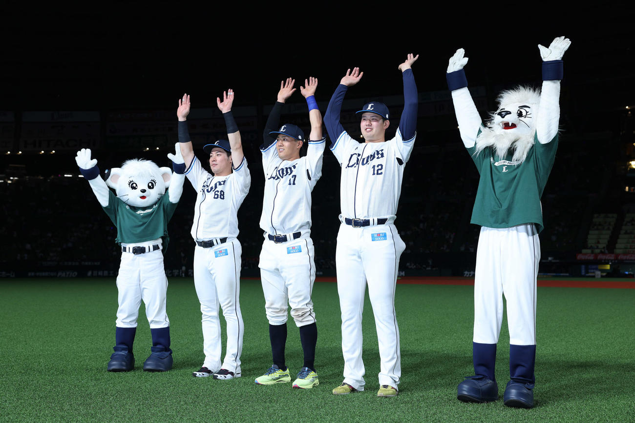 西武対日本ハム　日本ハムに勝利し、観客席にあいさつする西武の、左から岸、牧野、渡辺（撮影・河田真司）