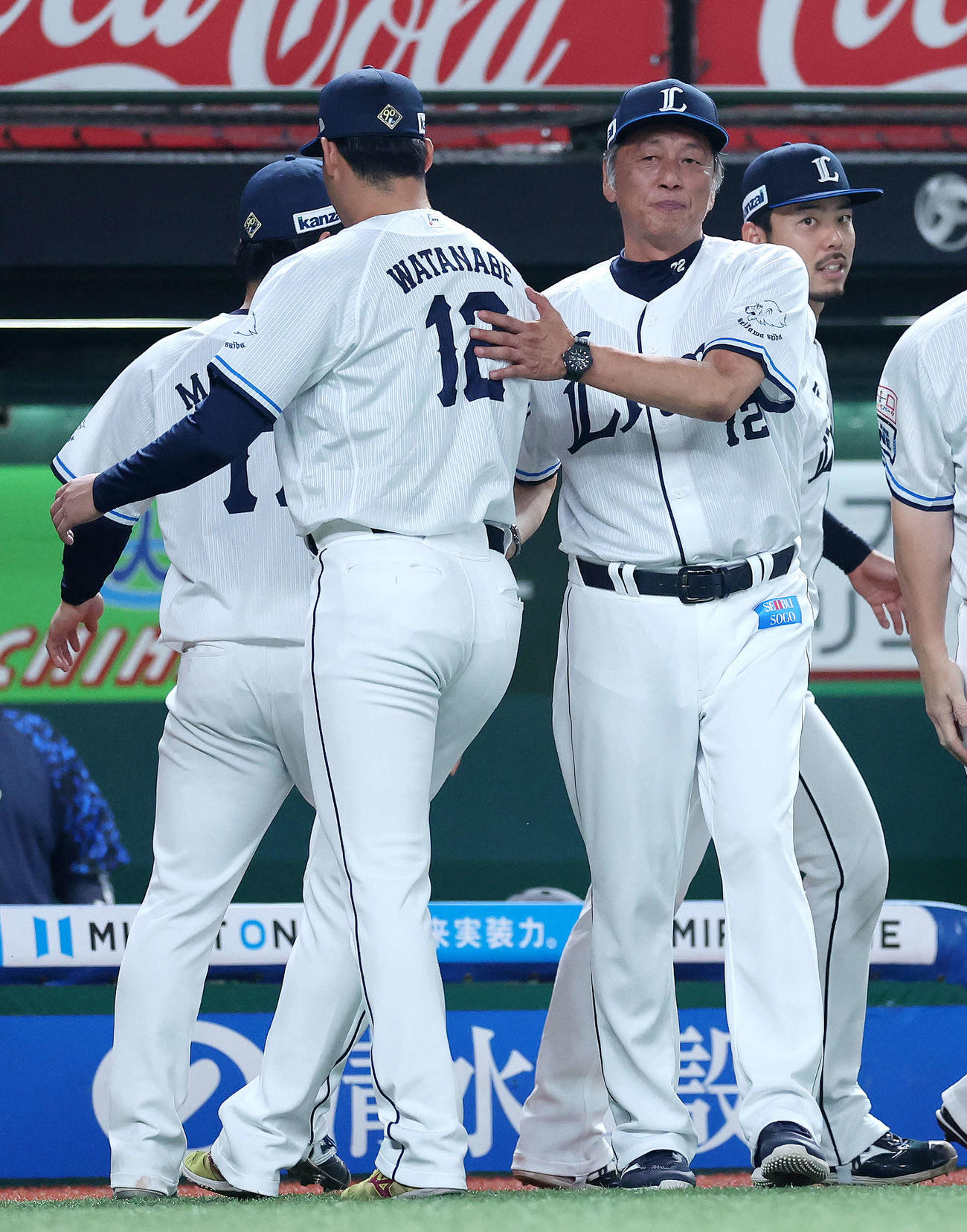 西武対日本ハム　日本ハムに勝利し、渡辺勇太朗（左）らナインを迎える渡辺監督代行（撮影・河田真司）