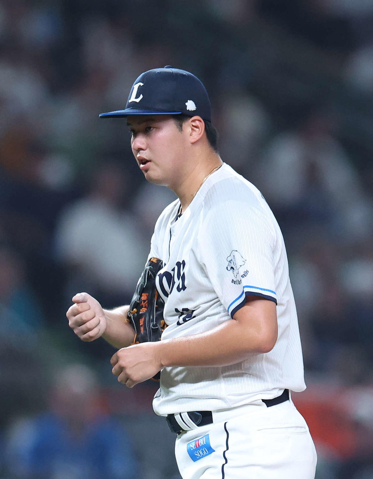 西武対日本ハム　6回表日本ハム1死二塁、指の当たりを押さえる渡辺（撮影・河田真司）