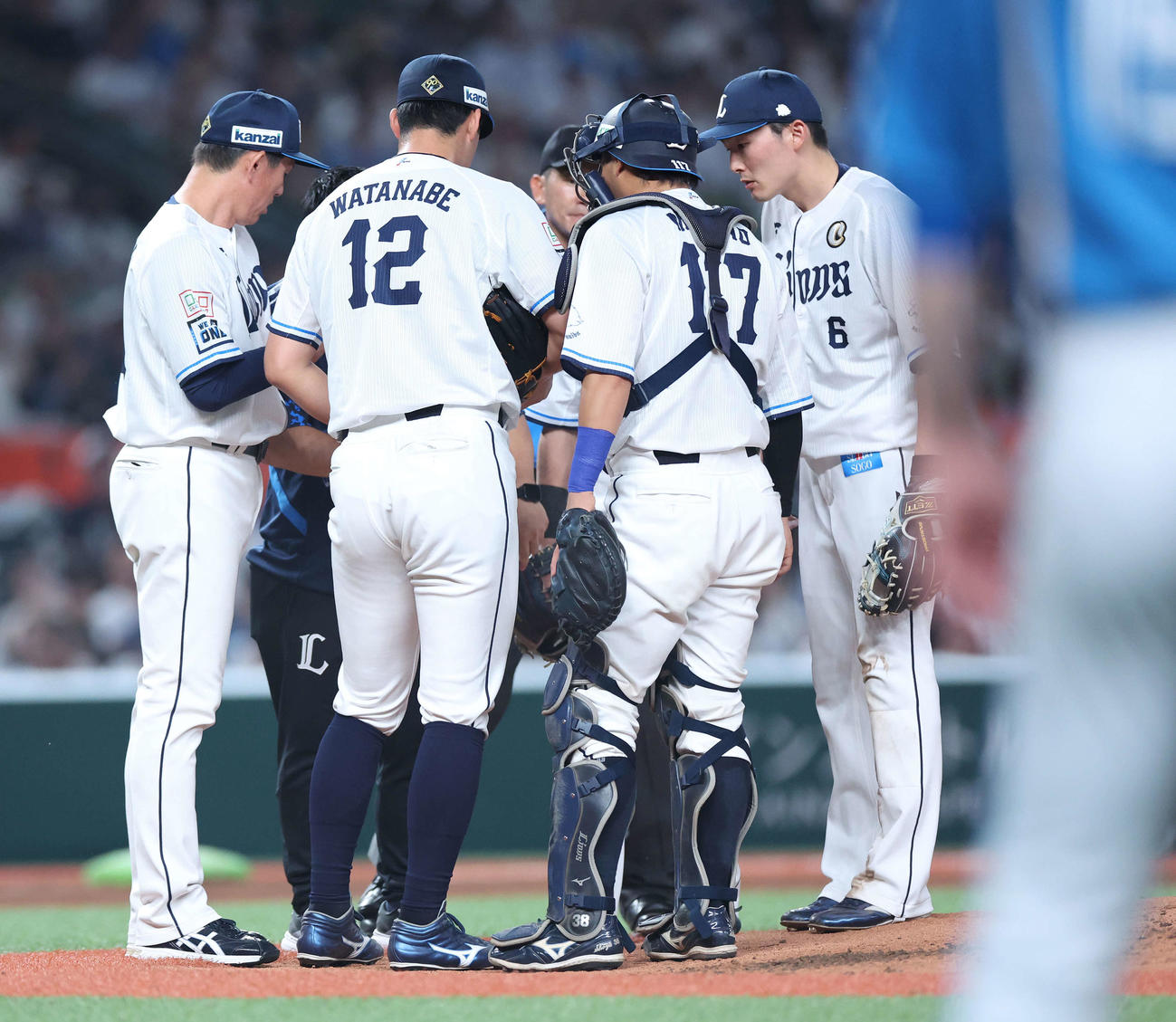 西武対日本ハム　6回表日本ハム1死二塁、渡辺（左から2番目）に集まるナイン（撮影・河田真司）