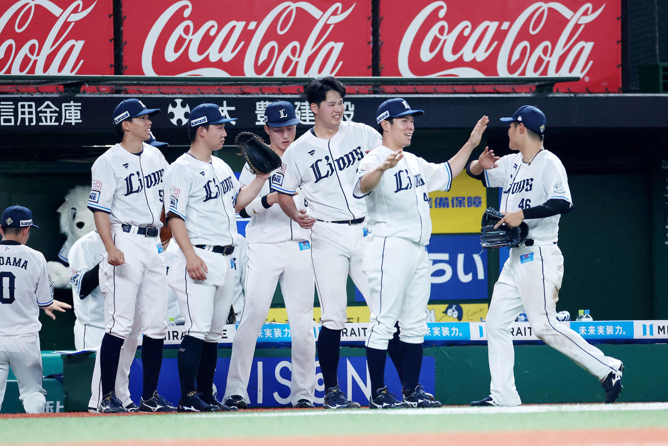 西武対日本ハム　6回表を終え、ナインを迎える渡辺（中央）（撮影・河田真司）