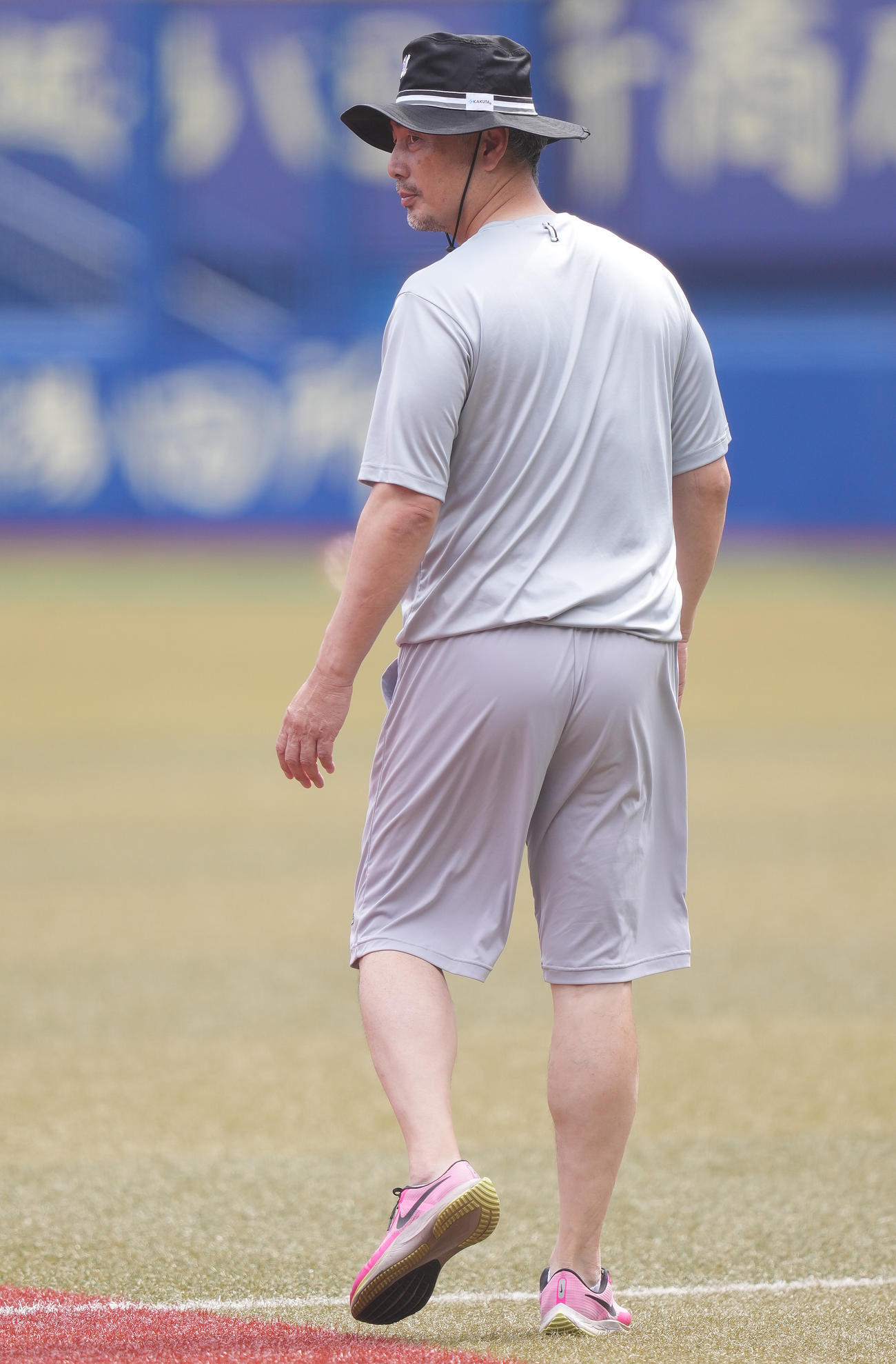 ロッテ対楽天　試合前練習を見守るロッテ吉井監督（撮影・鈴木みどり）