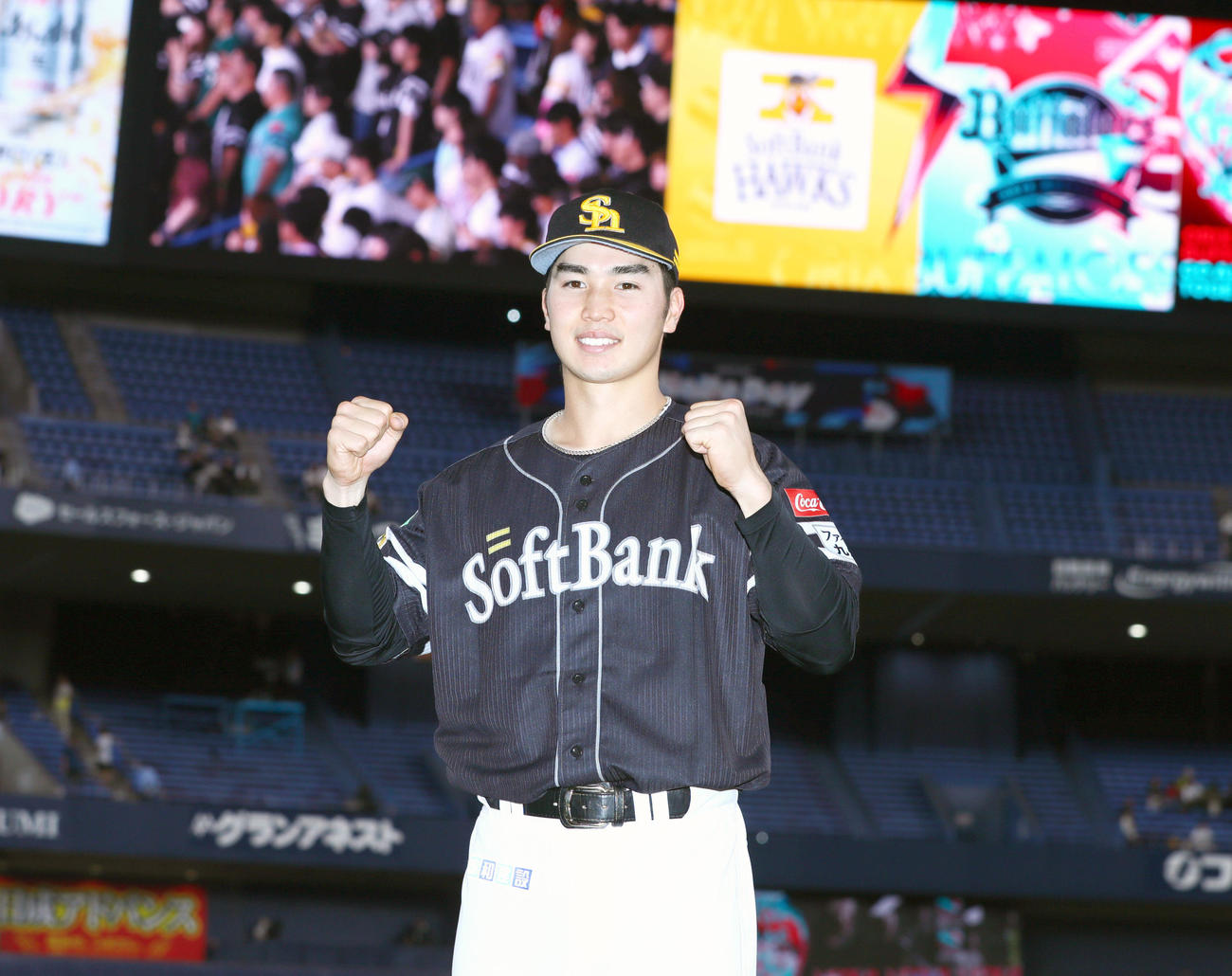 オリックス対ソフトバンク　ヒーローインタビュー後、笑顔で記念撮影するソフトバンク広瀬（撮影・上山淳一）