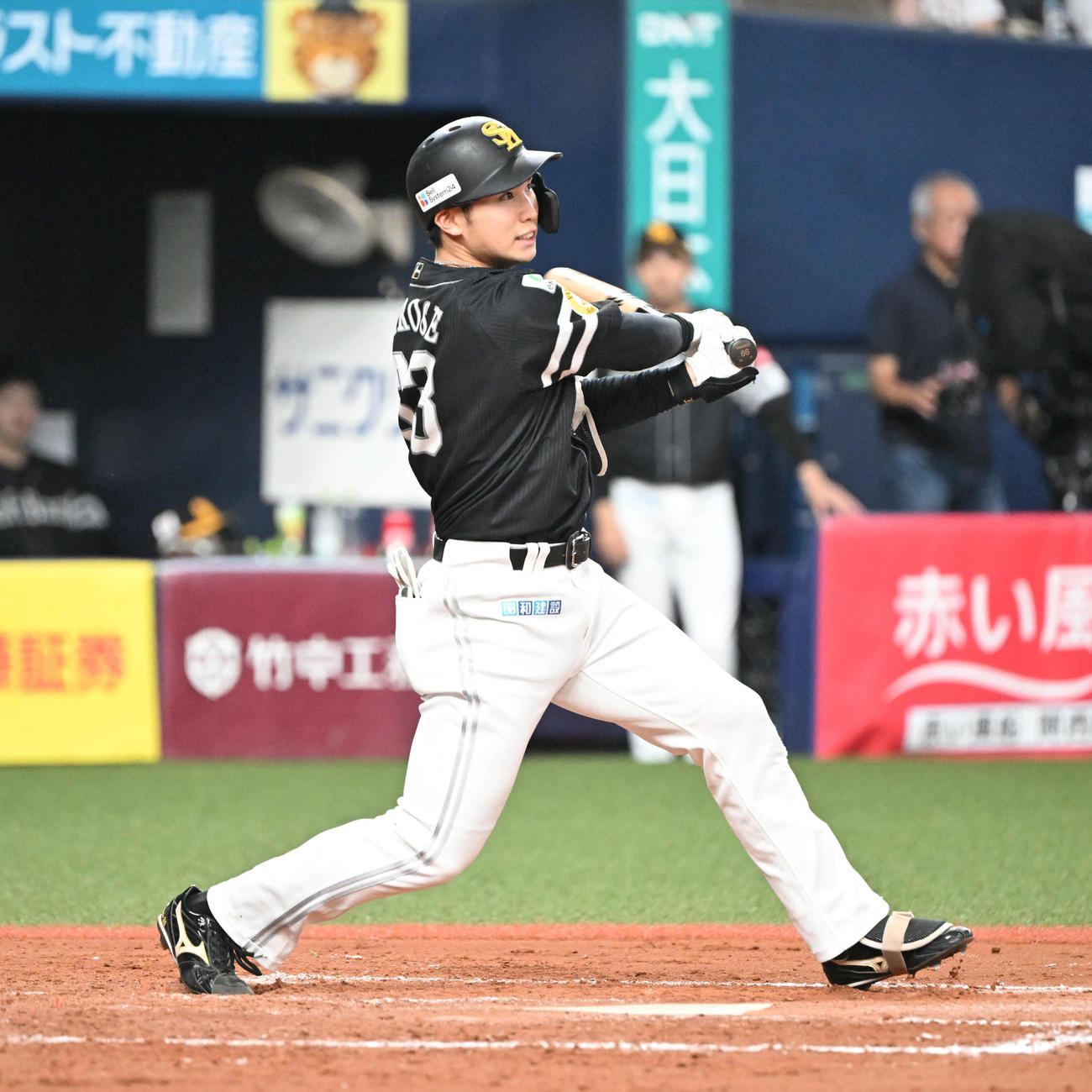オリックス対ソフトバンク　8回表ソフトバンク1死二塁、中越え適時二塁打を放つ広瀬（撮影・和賀正仁）