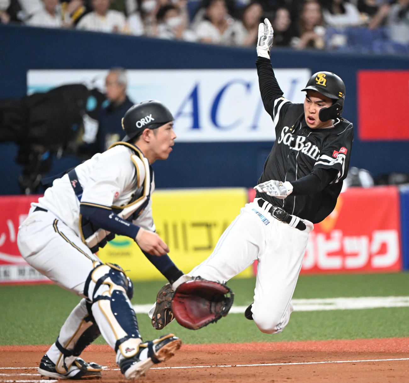 オリックス対ソフトバンク　3回表ソフトバンク1死二塁、佐藤直の中前打で生還する広瀬、捕手若月（撮影・和賀正仁）