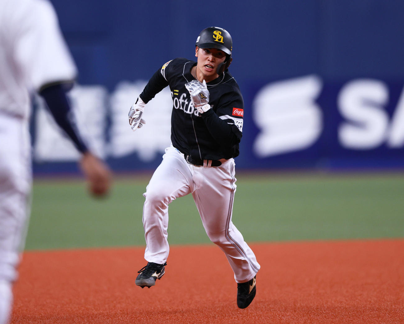 オリックス対ソフトバンク　3回表ソフトバンク1死二塁、二走広瀬は佐藤直の中前適時打で先制生還する（撮影・上山淳一）