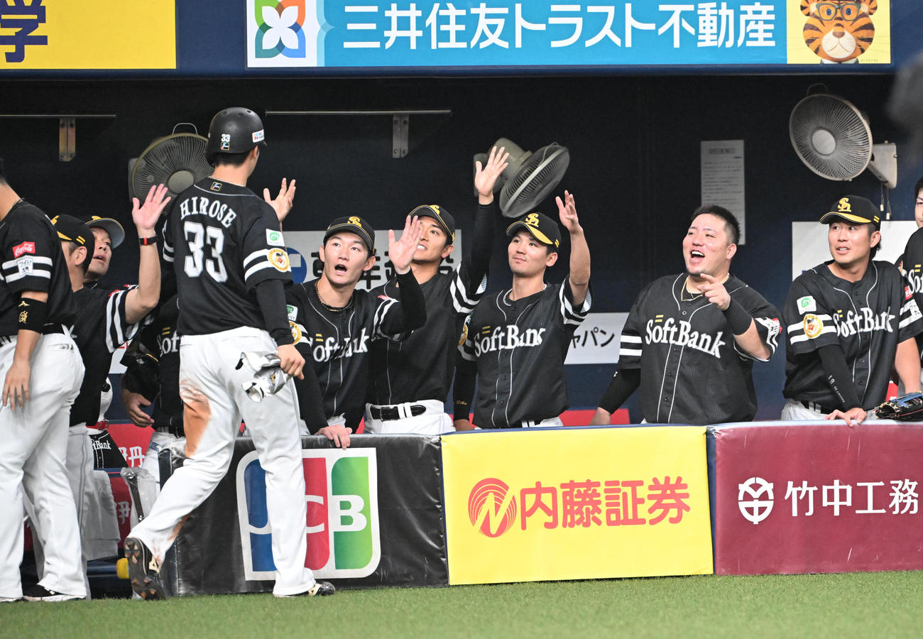 オリックス対ソフトバンク　3回表ソフトバンク1死二塁、佐藤直の中前打で生還した広瀬を迎えるナイン（撮影・和賀正仁）