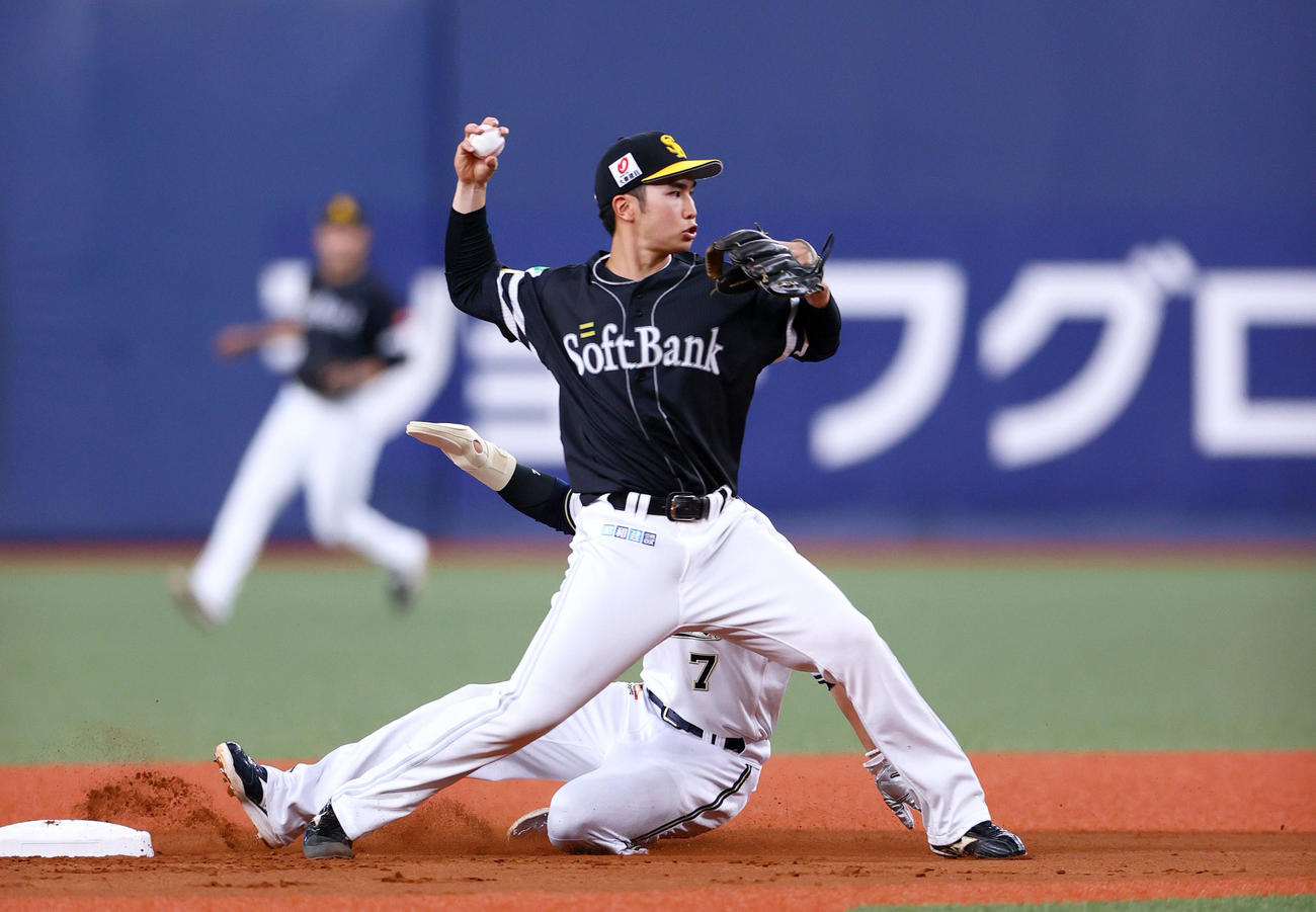 オリックス対ソフトバンク　2回裏オリックス無死一塁、紅林の三ゴロで併殺を奪う二塁手広瀬（撮影・上山淳一）