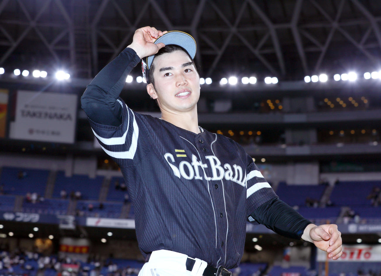 オリックス対ソフトバンク　ヒーローのソフトバンク広瀬は歓声を送るファンにあいさつする（撮影・上山淳一）