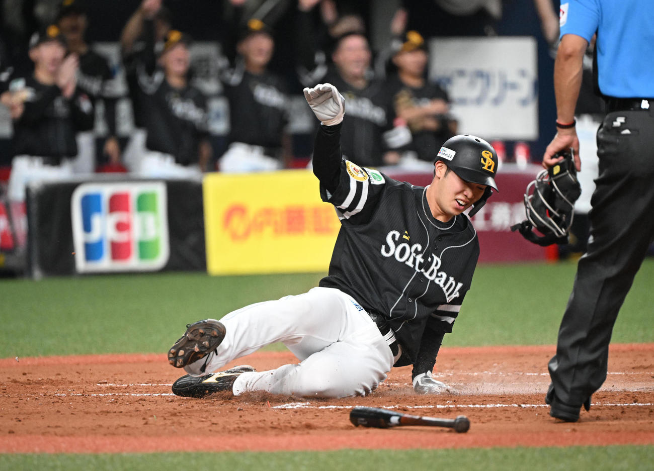 オリックス対ソフトバンク　3回表ソフトバンク1死二塁、佐藤直の中前打で生還する広瀬、捕手若月（撮影・和賀正仁）