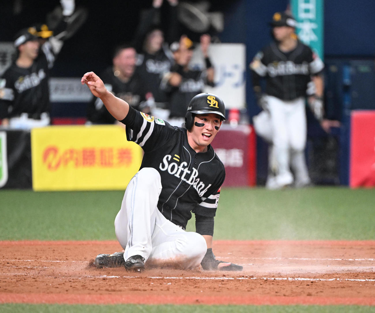 オリックス対ソフトバンク　8回表ソフトバンク1死一、二塁、正木の中前適時打で生還する栗原（撮影・和賀正仁）
