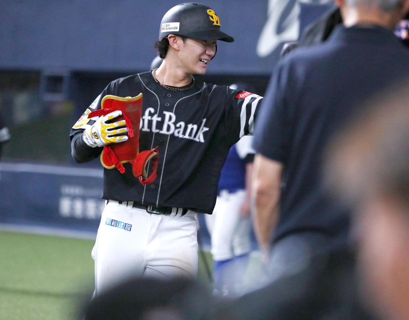オリックス対ソフトバンク　8回表ソフトバンク1死一、二塁、中前適時打を放ち交代となっった正木はベンチ前でナインらから祝福を受ける（撮影・上山淳一）