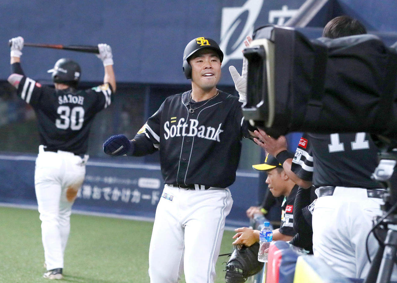 オリックス対ソフトバンク　8回表ソフトバンク1死一、二塁、甲斐の左前2点適時打で生還した近藤（中央）はベンチ前で仲間とハイタッチする（撮影・上山淳一）