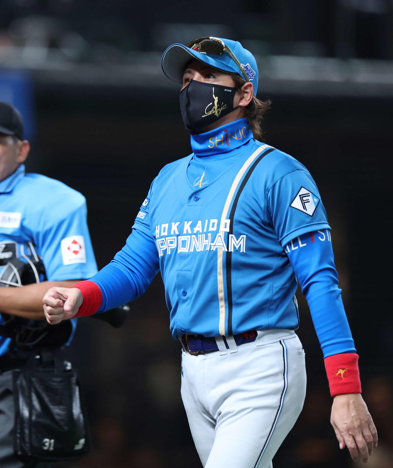 西武対日本ハム　8回表を終え、選手交代を告げベンチに戻る日本ハム新庄監督（撮影・河田真司）