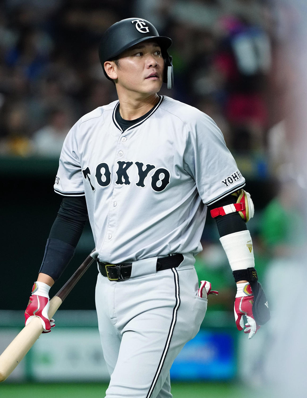 22日、空振り三振に倒れる巨人坂本勇人