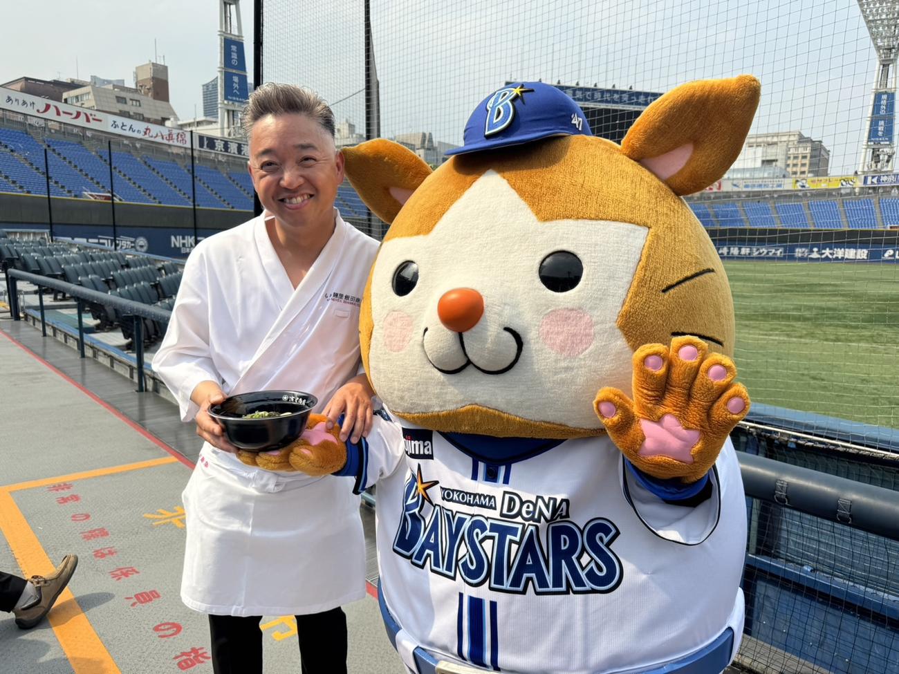 超人気ラーメン店「らぁ麺　飯田商店」の店主・飯田さん（左）とDB・スターマン（撮影・小早川宗一郎）