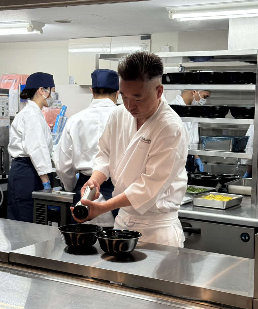 超人気ラーメン店「らぁ麺　飯田商店」とのコラボ商品「すたぁ麺」を提供する飯田商店の店主・飯田さん（撮影・小早川宗一郎）