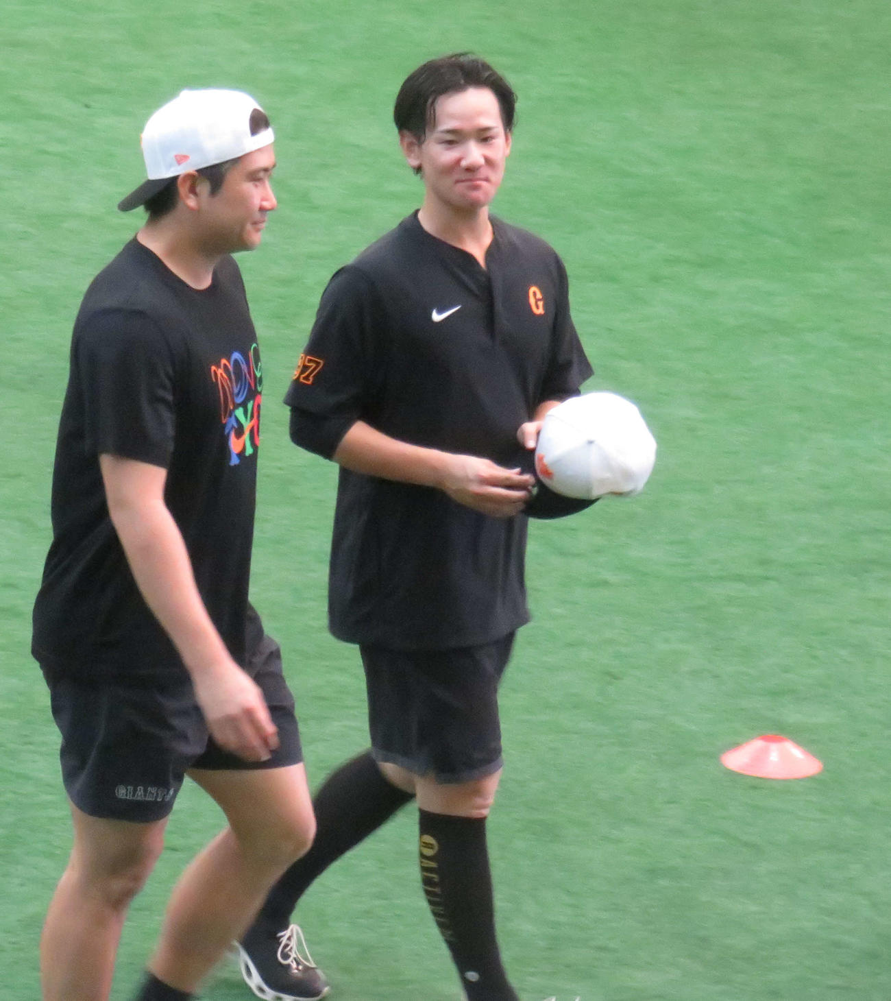 投手練習で話しをする巨人菅野（左）と井上