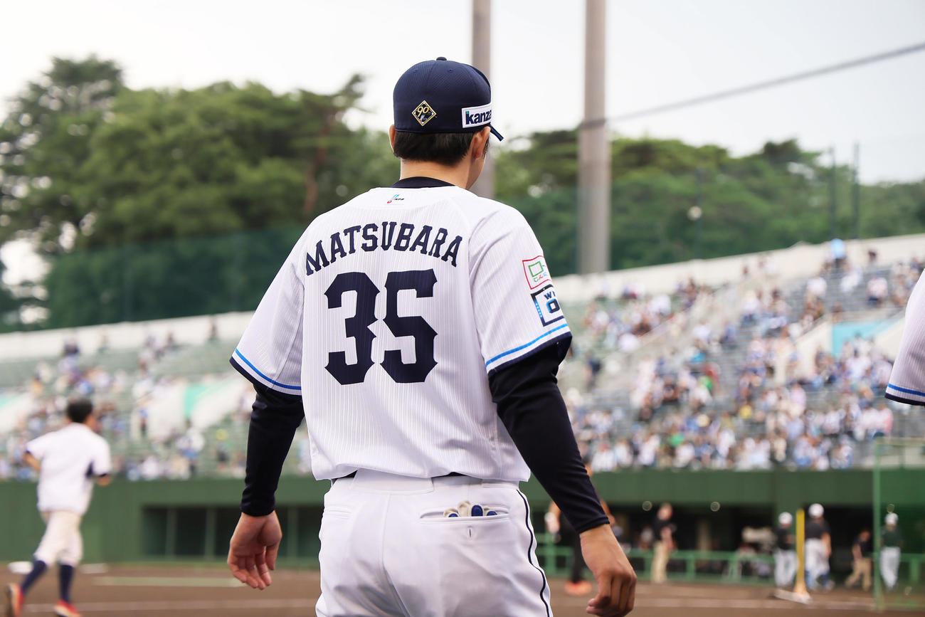 背番号35の姿でグラウンドに登場した西武松原（撮影・足立雅史）