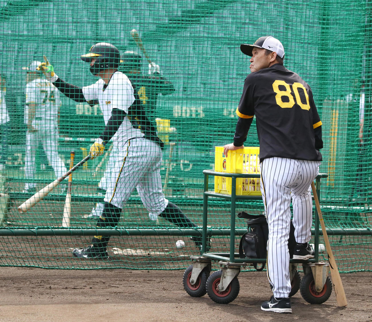 阪神対中日　試合前、フリー打撃する阪神森下（左）の打撃を確認する阪神岡田監督（撮影・上山淳一）