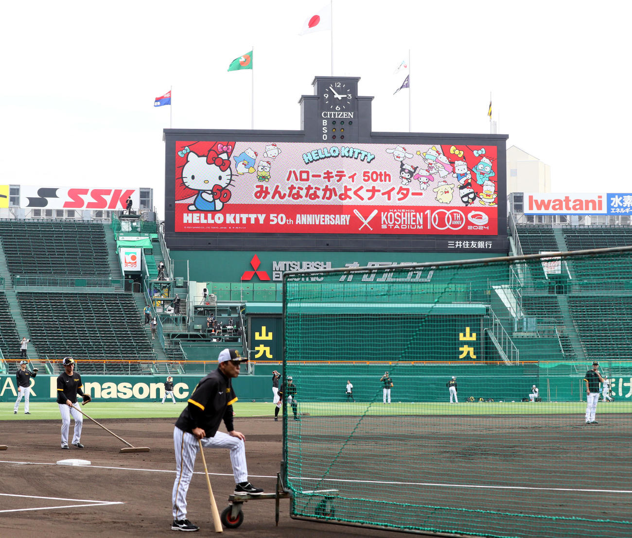 阪神対中日　試合前の練習を確認する阪神岡田監督（撮影・上山淳一）