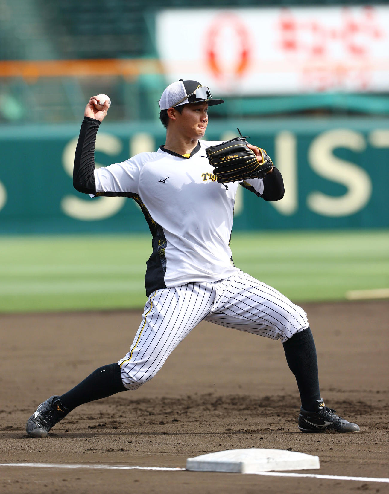 阪神対中日　試合前の練習で三塁ノックを受ける阪神森下（撮影・上山淳一）