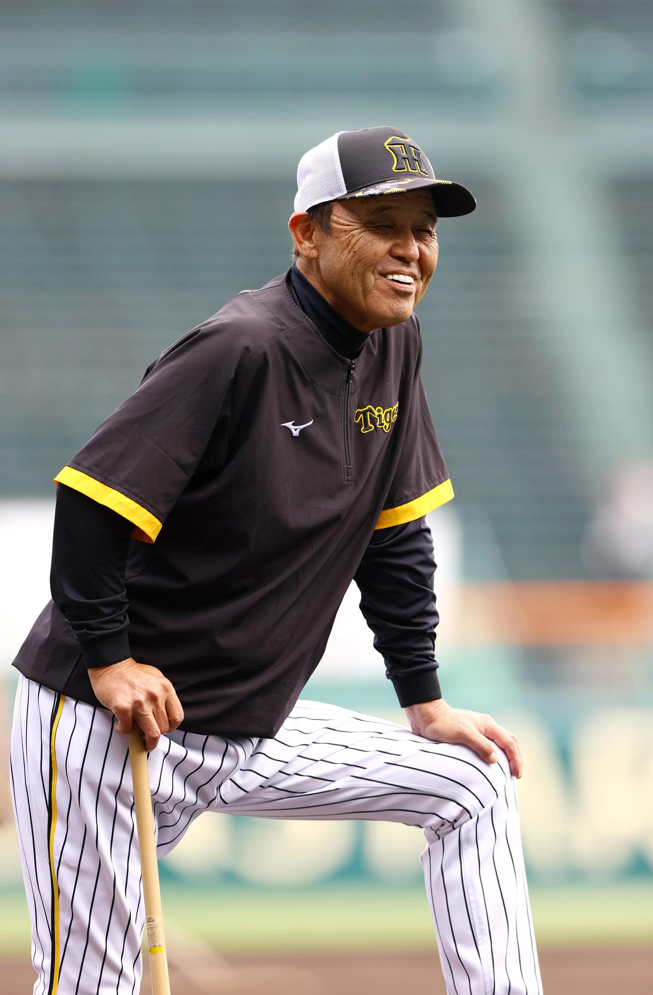 阪神対中日　試合前の練習を確認する阪神岡田監督（撮影・上山淳一）