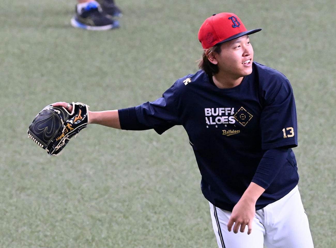 オリックス対ソフトバンク　笑顔でキャッチボールを行う宮城（撮影・前岡正明）