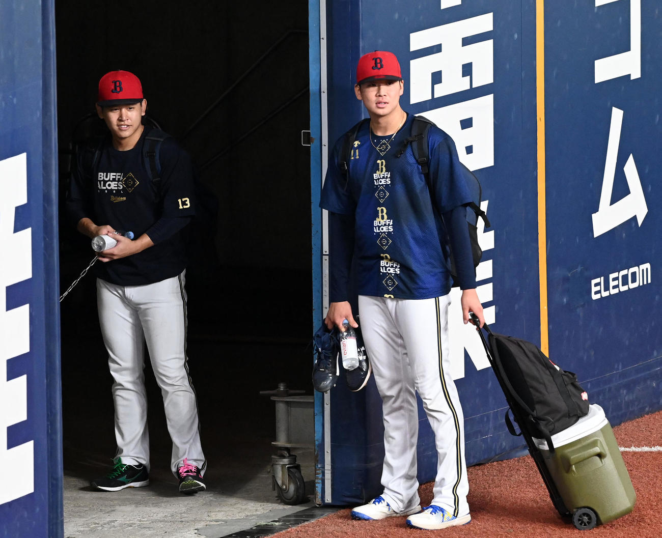 オリックス対ソフトバンク　山下（右）と引き揚げる宮城（撮影・前岡正明）