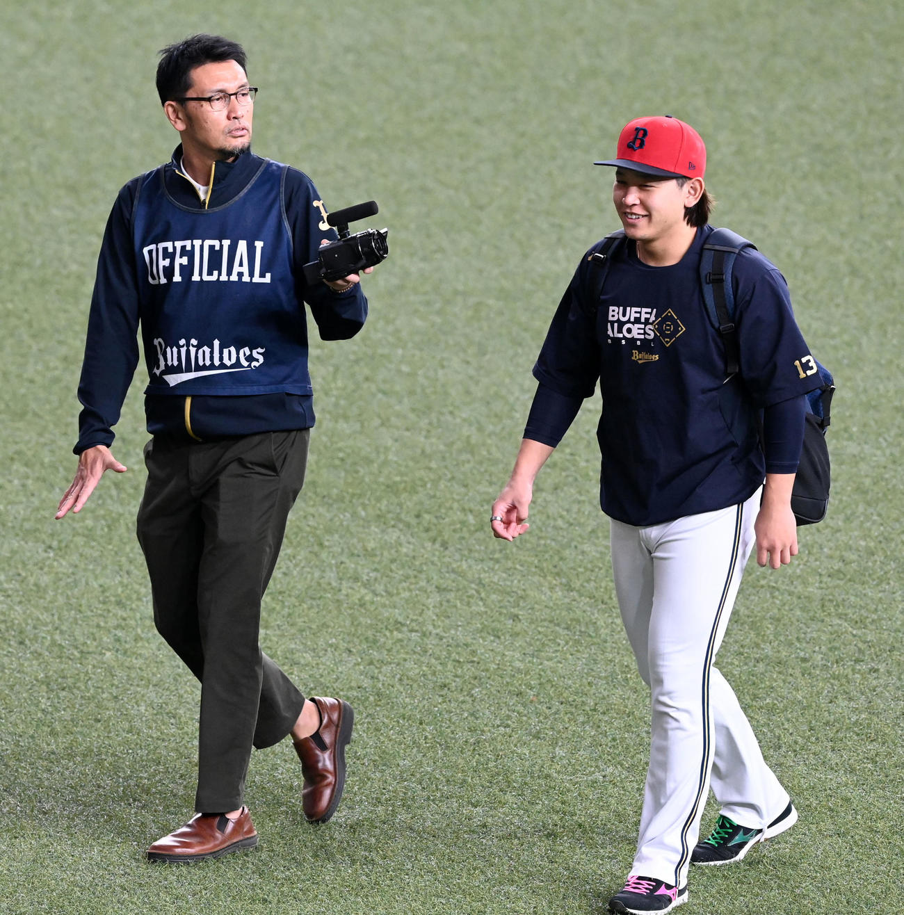 オリックス対ソフトバンク　笑顔で練習に向かう宮城（撮影・前岡正明）