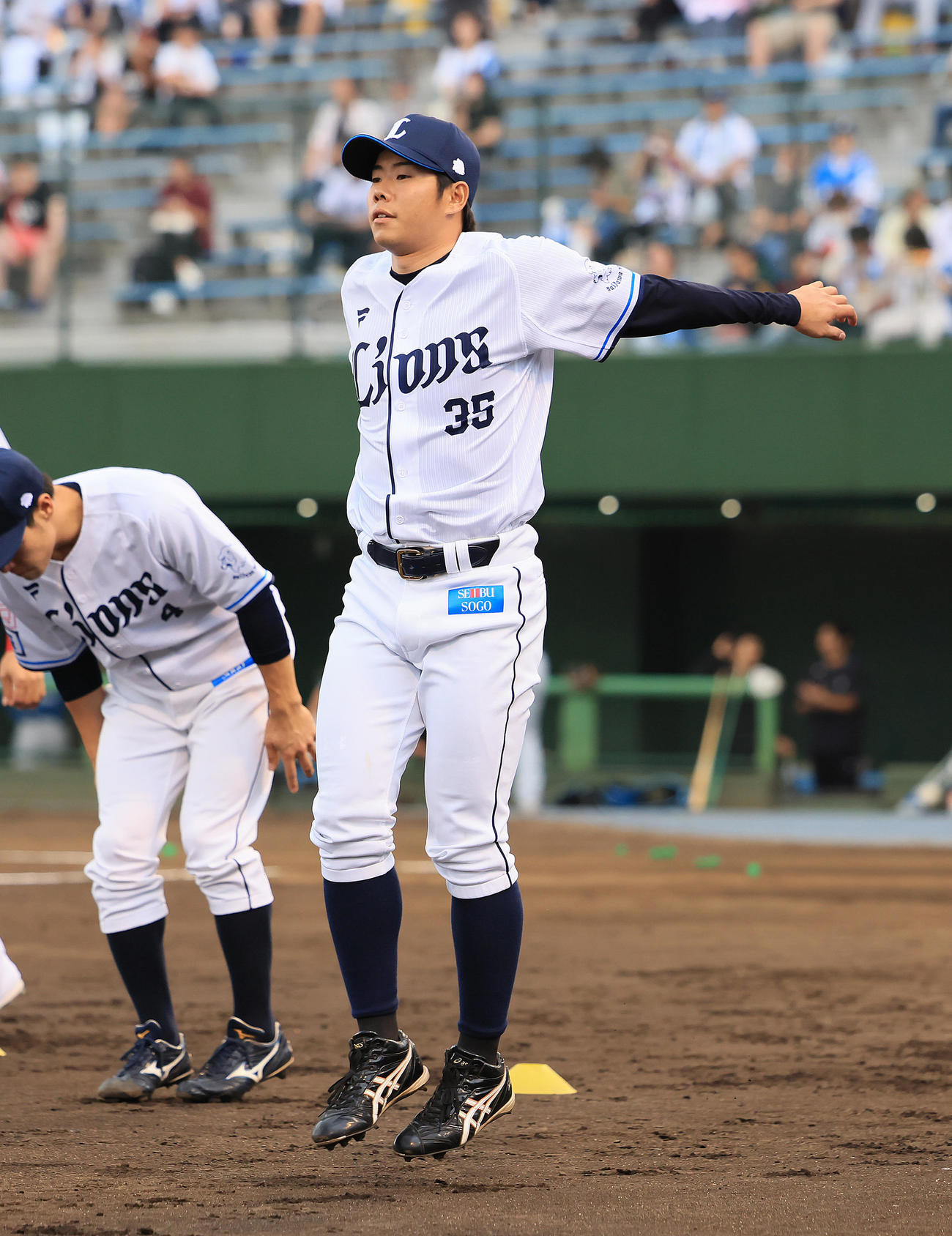 試合前、ユニホーム姿でウオーミングアップする西武松原（撮影・足立雅史）