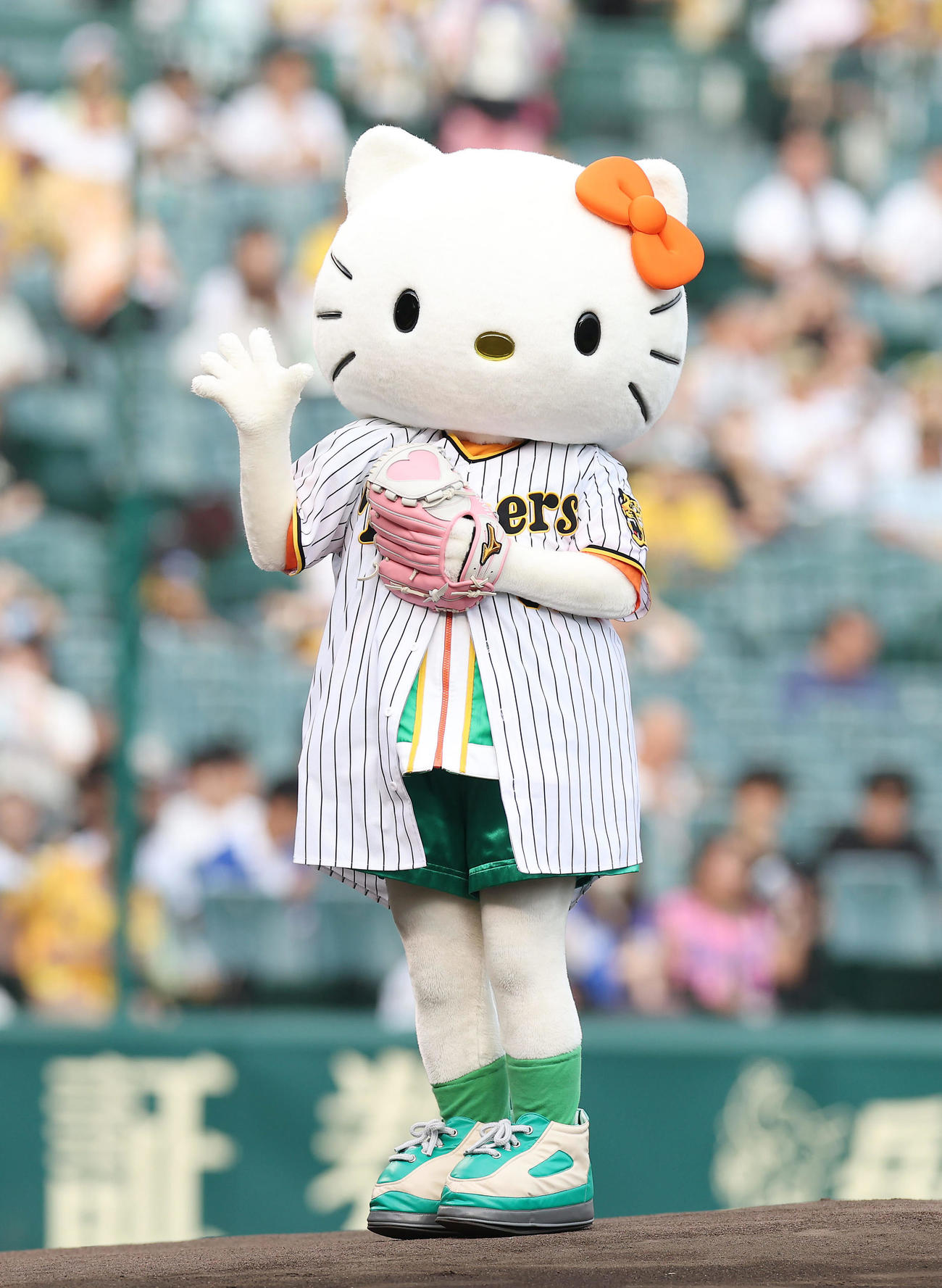 阪神対中日　ファーストピッチセレモニーを務めたキティちゃん（撮影・前田充）
