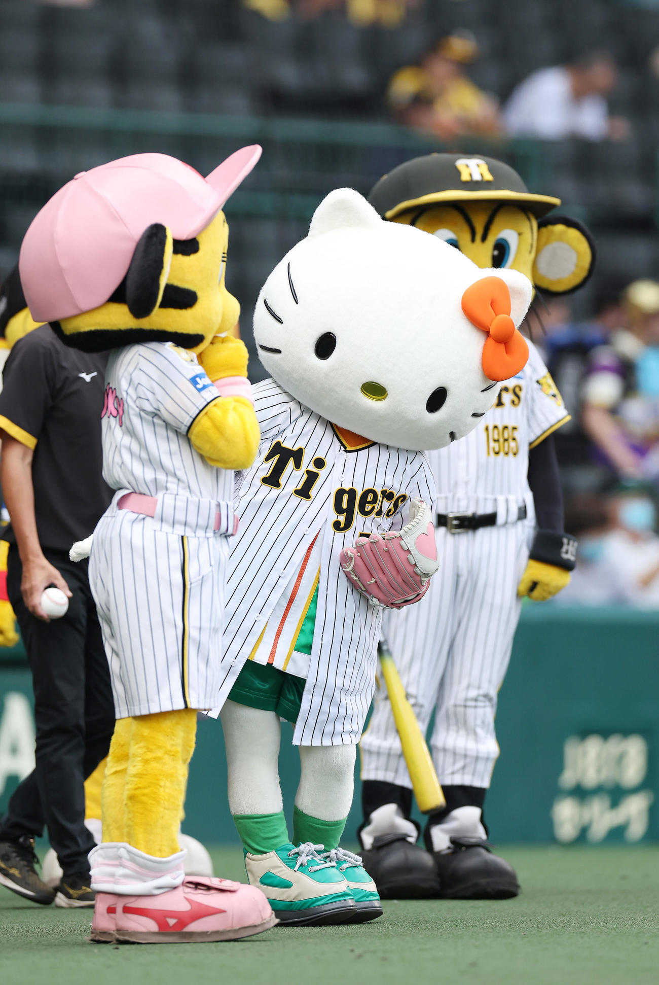 阪神対中日　ファーストピッチセレモニーに登場するキティちゃん（撮影・前田充）
