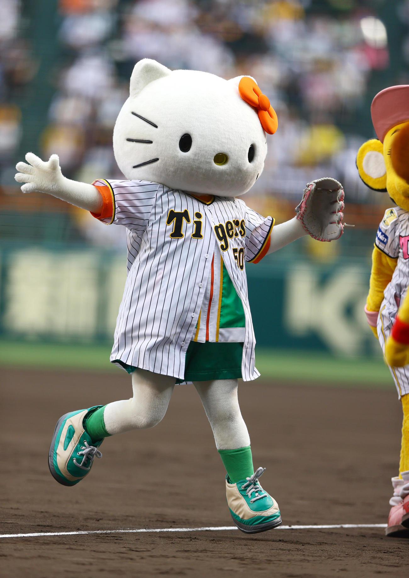 阪神対中日　ファーストピッチセレモニーで投球を終えジャンプするハローキティ（撮影・上山淳一）