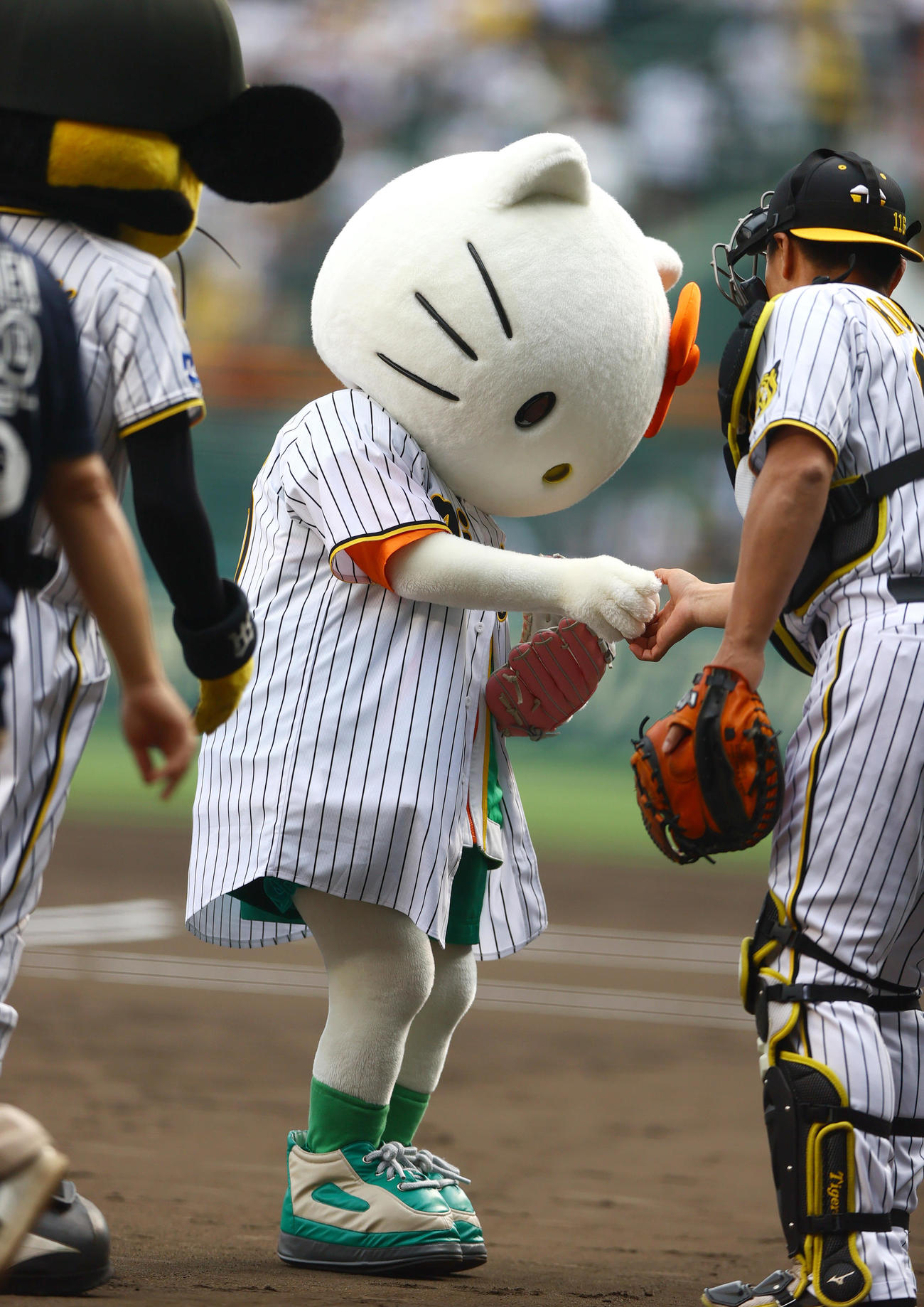 阪神対中日　ファーストピッチセレモニーで投球を終え記念ボールをもらうハローキティ（撮影・上山淳一）