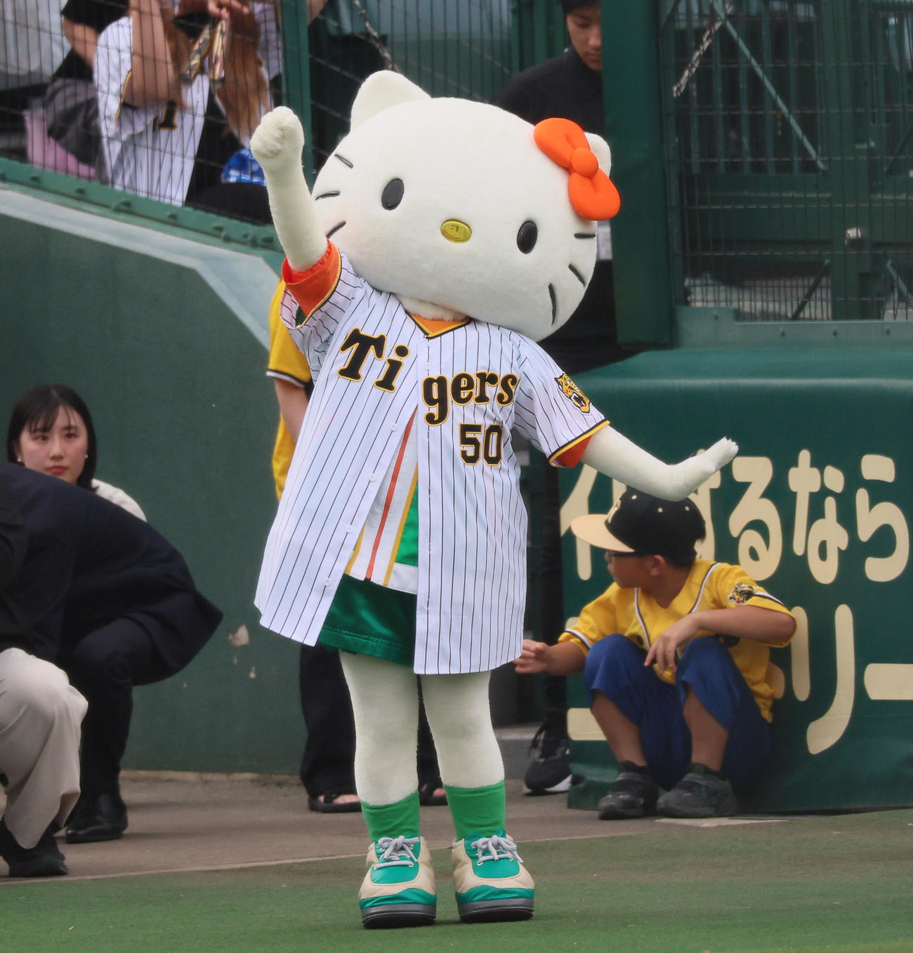 阪神対中日　タイガースガールズのダンスパフォーマンススタート！と声をかけるハローキティ（撮影・加藤哉）