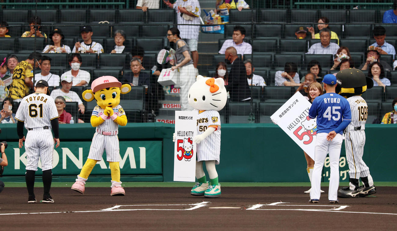 阪神対中日　阪神豊田（左）、中日龍空へ贈呈式を行ったキティちゃん（撮影・加藤哉）