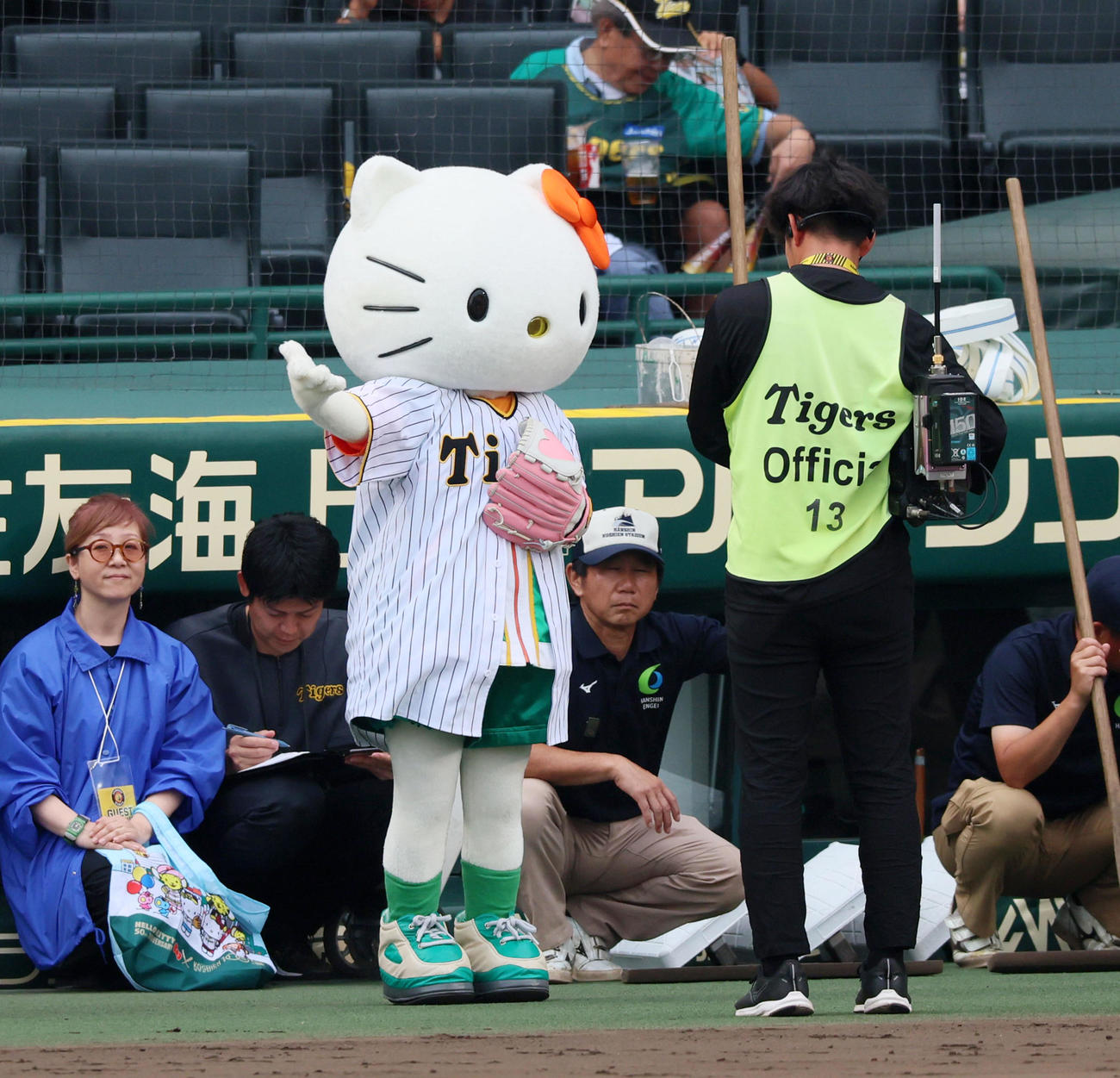 阪神対中日　ファーストピッチセレモニーを行うキティちゃん（撮影・加藤哉）