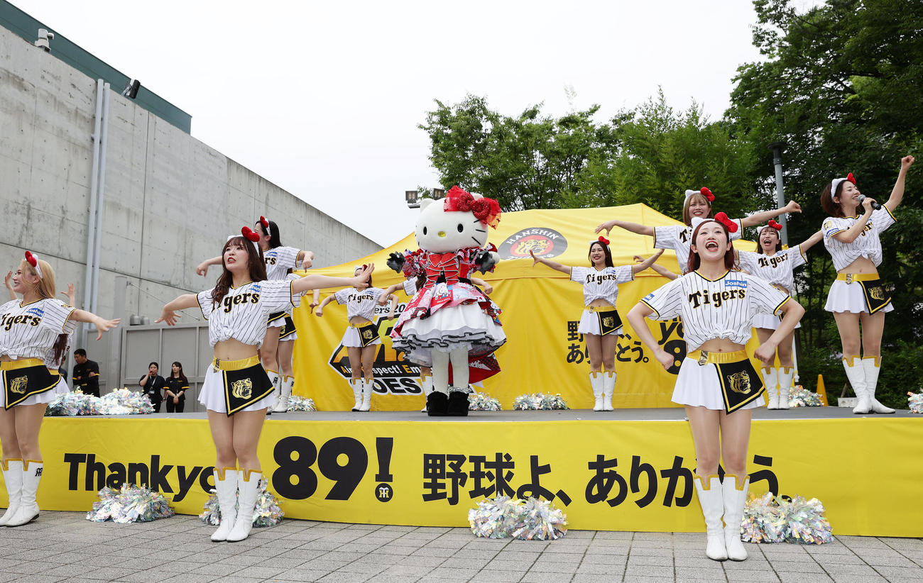 阪神対中日　試合前の特設ステージでタイガースガールズとのコラボダンスを披露するキティちゃん（撮影・前田充）