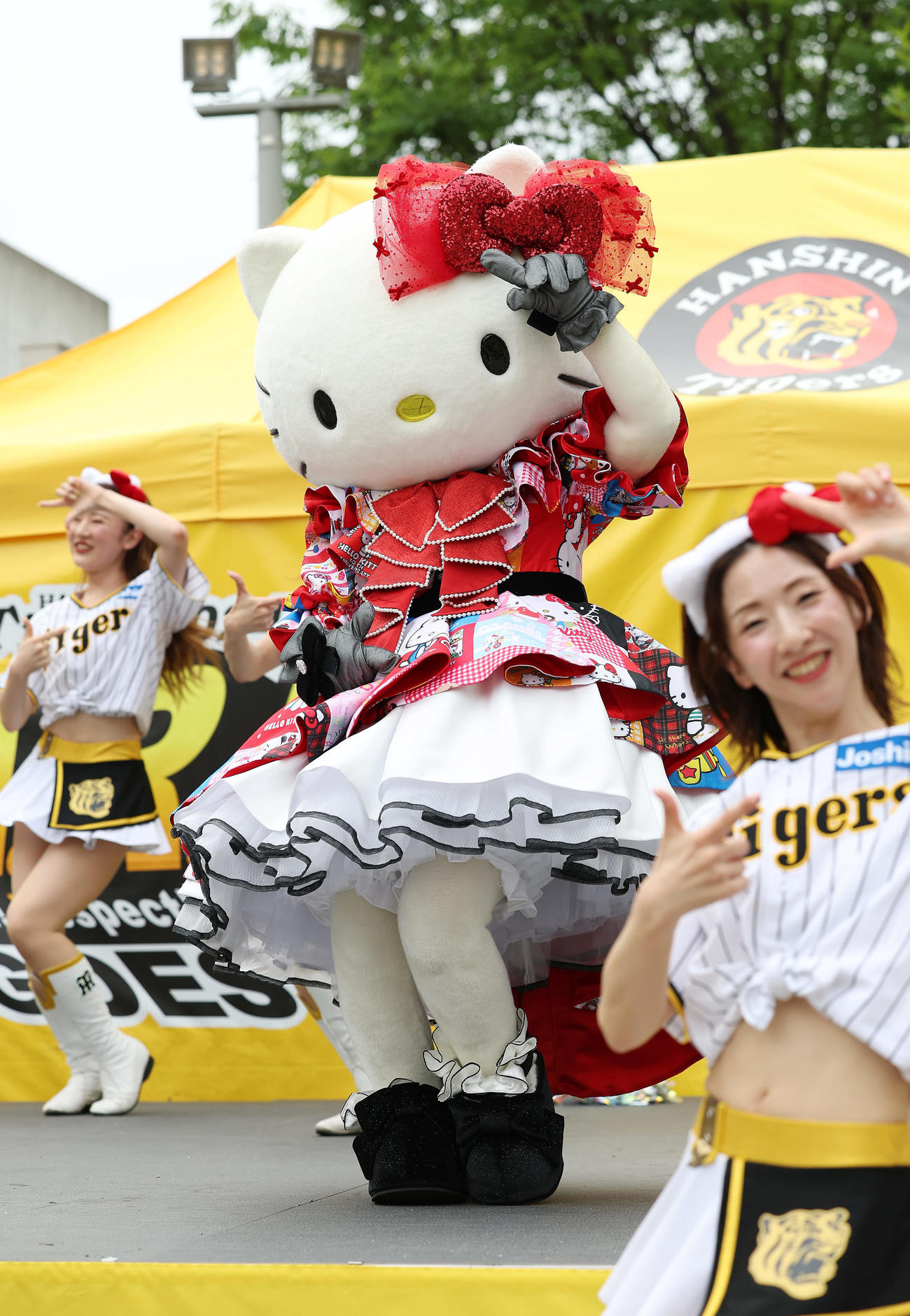 阪神対中日　試合前の特設ステージでタイガースガールズとのコラボダンスを披露するキティちゃん（撮影・前田充）