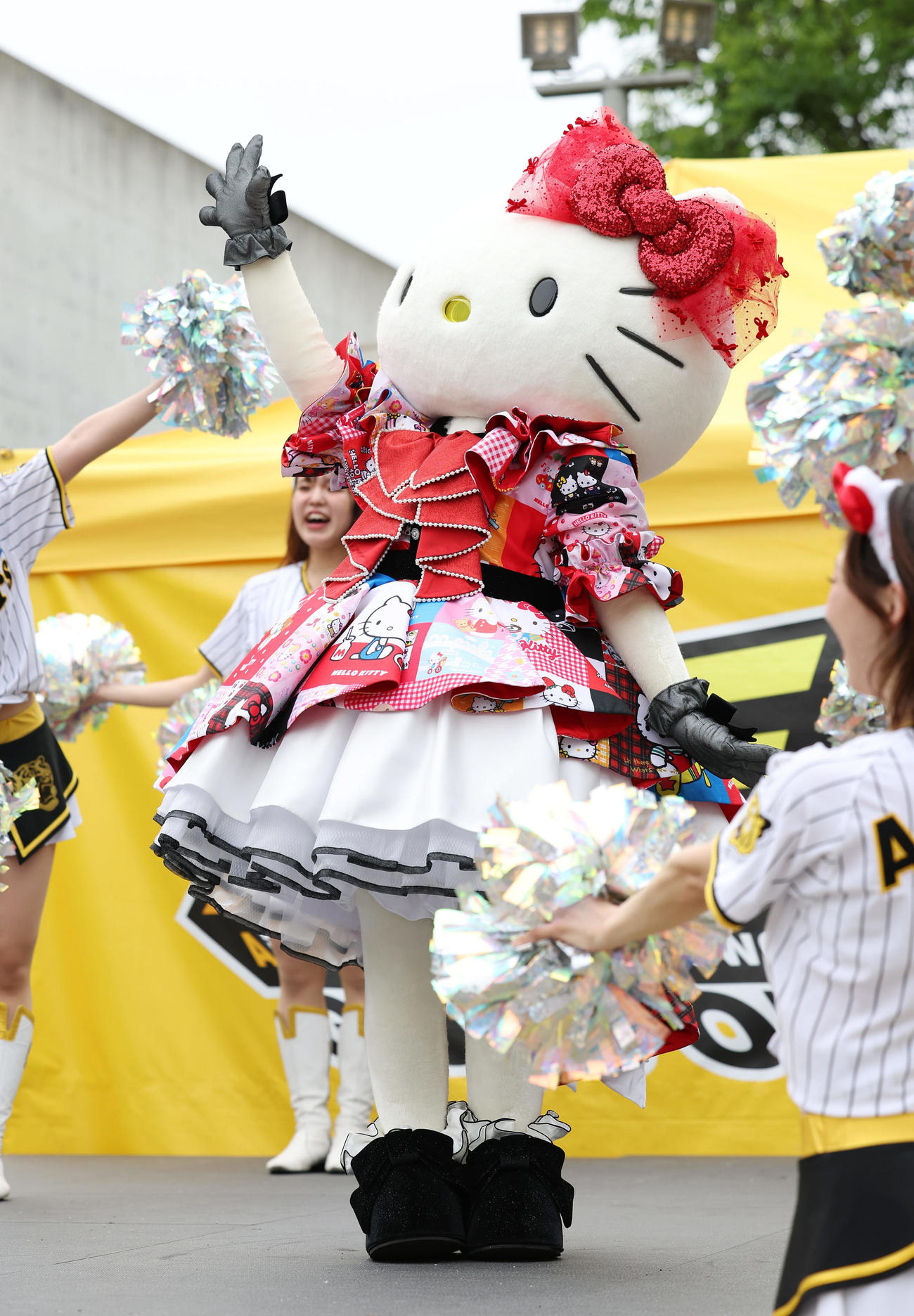 阪神対中日　試合前の特設ステージでタイガースガールズとのコラボダンスを披露するキティちゃん（撮影・前田充）