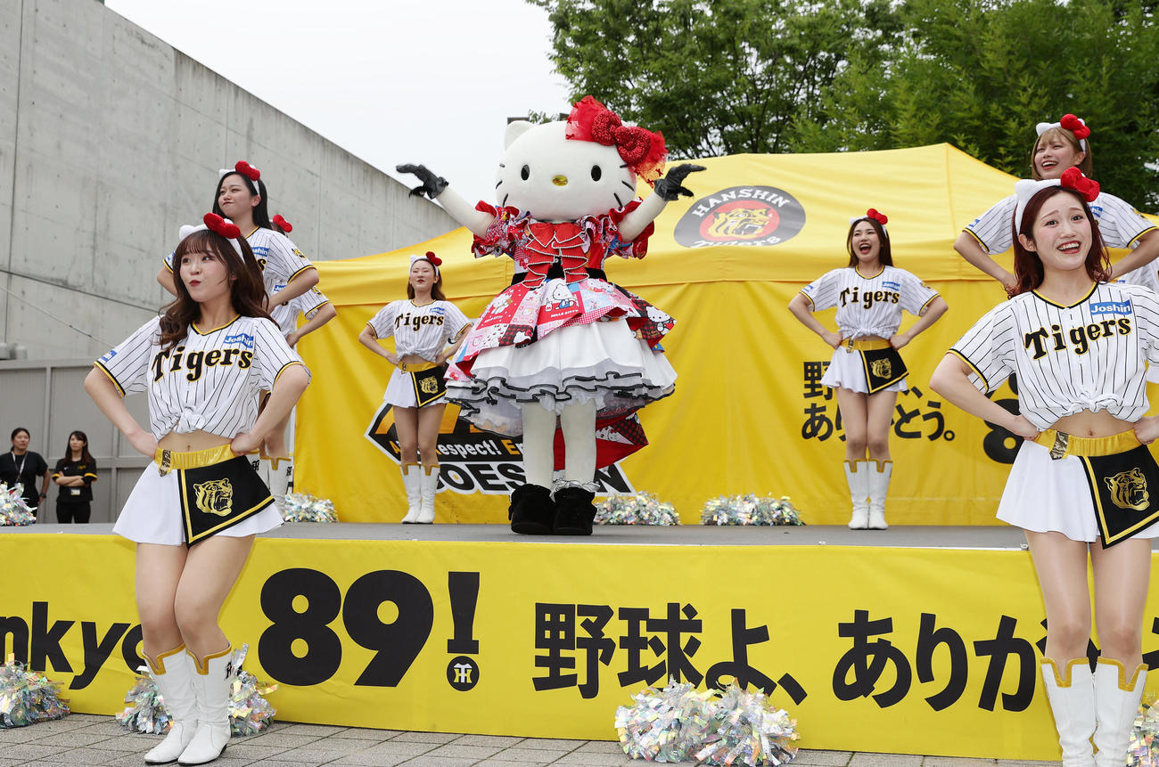阪神対中日　試合前の特設ステージでタイガースガールズとのコラボダンスを披露するキティちゃん（撮影・前田充）