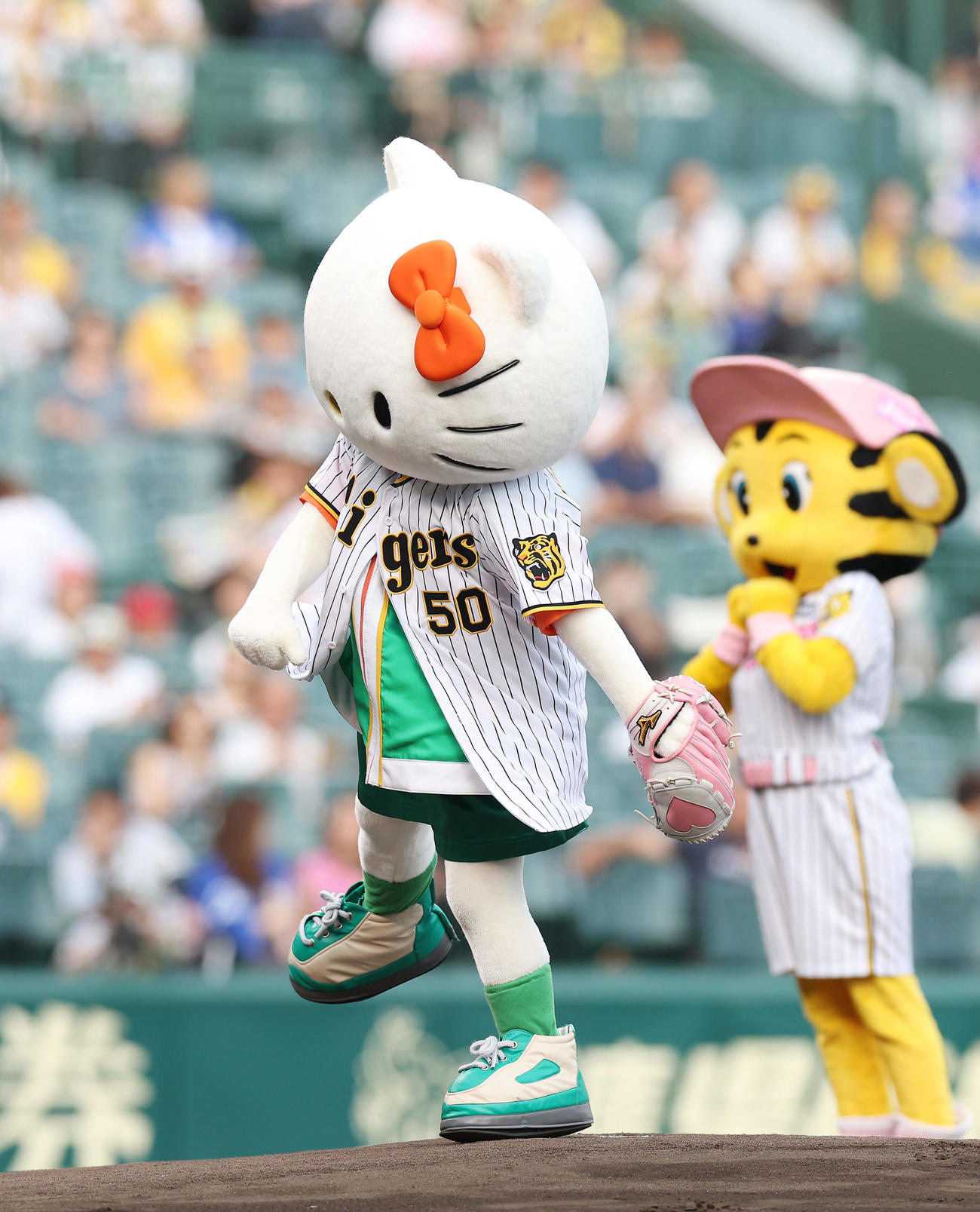 阪神対中日　ファーストピッチセレモニーを務めるキティちゃん（撮影・前田充）