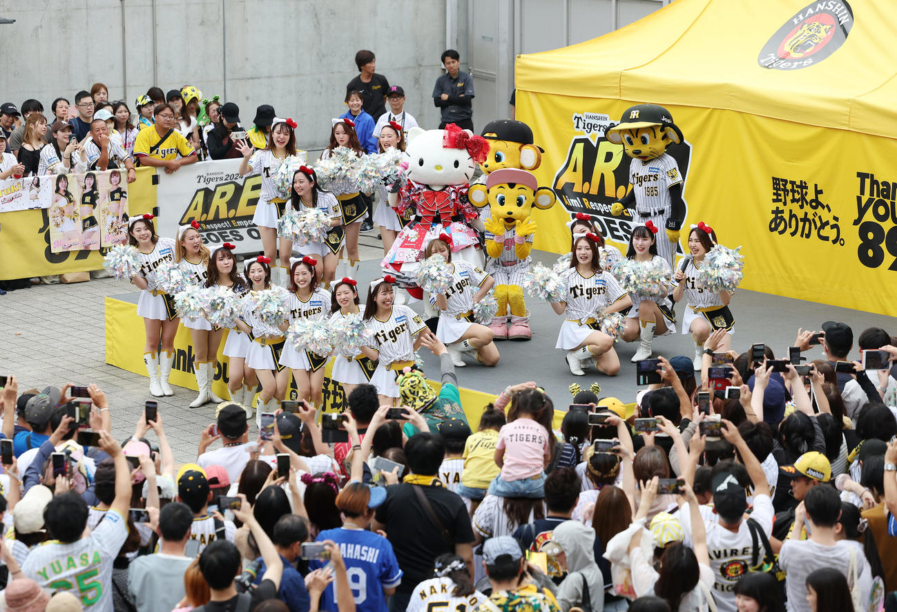 阪神対中日　試合前の特設ステージでタイガースガールズとのコラボダンスを披露したキティちゃん（中央）（撮影・前田充）